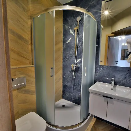 Right By The Sea, Διαμέρισμα